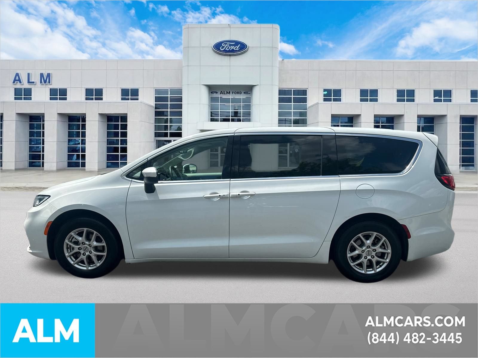 Used 2023 Chrysler Pacifica Touring-L FWD image 9