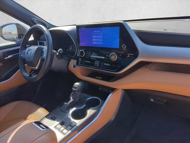 Used 2025 Toyota Highlander Platinum image 21