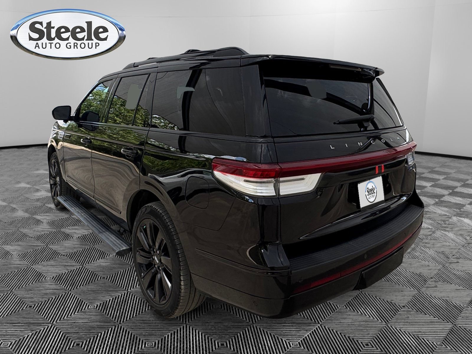 Used 2023 Lincoln Navigator Reserve AWD/4WD image 3