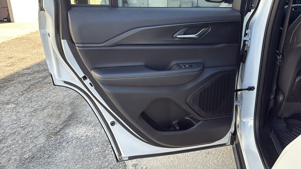 Used 2025 Jeep Grand Cherokee Altitude image 13