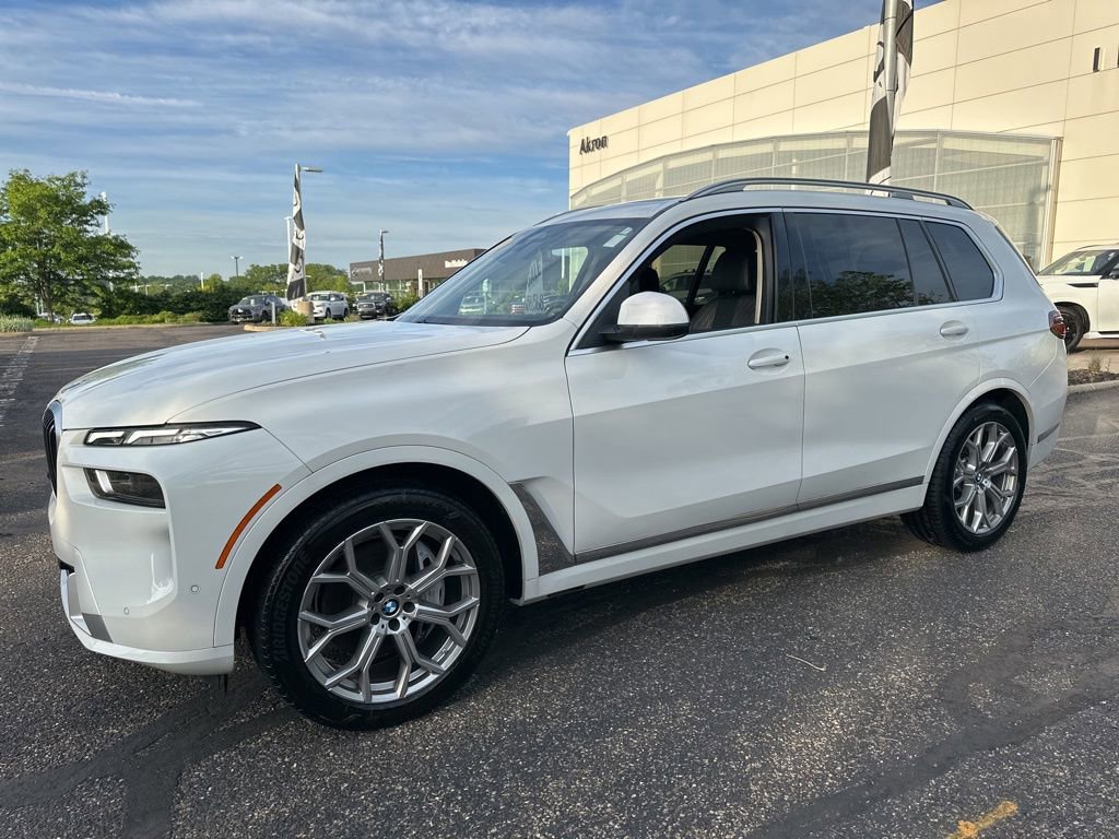 Used 2023 BMW X7 xDrive40i AWD/4WD image 2