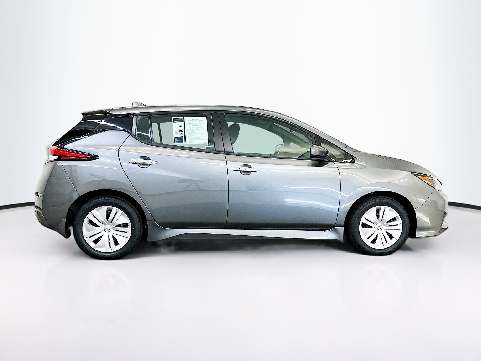 Used 2025 Nissan Leaf S image 10