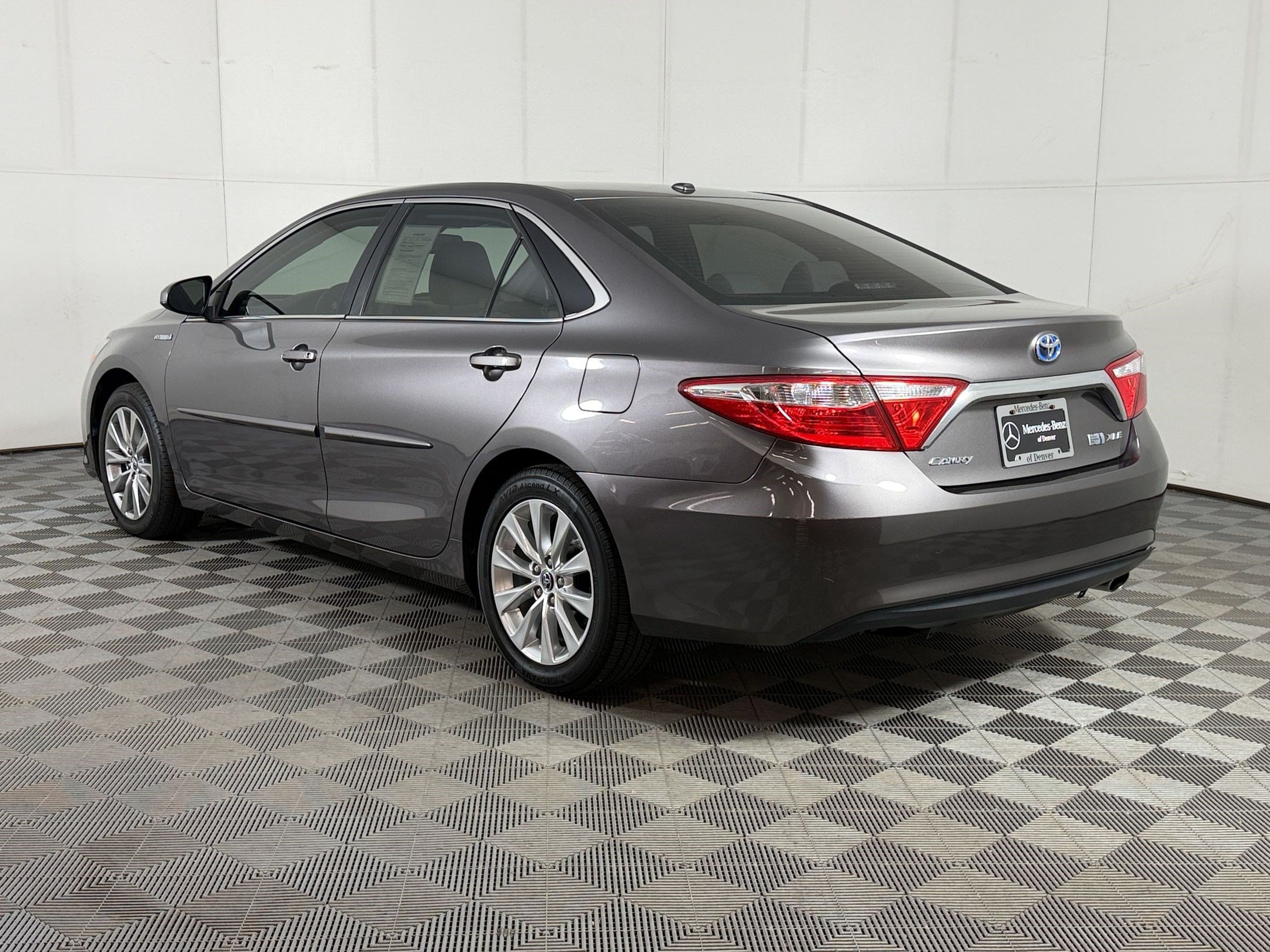 Used 2015 Toyota Camry XLE w/ Moonroof Package FWD image 3