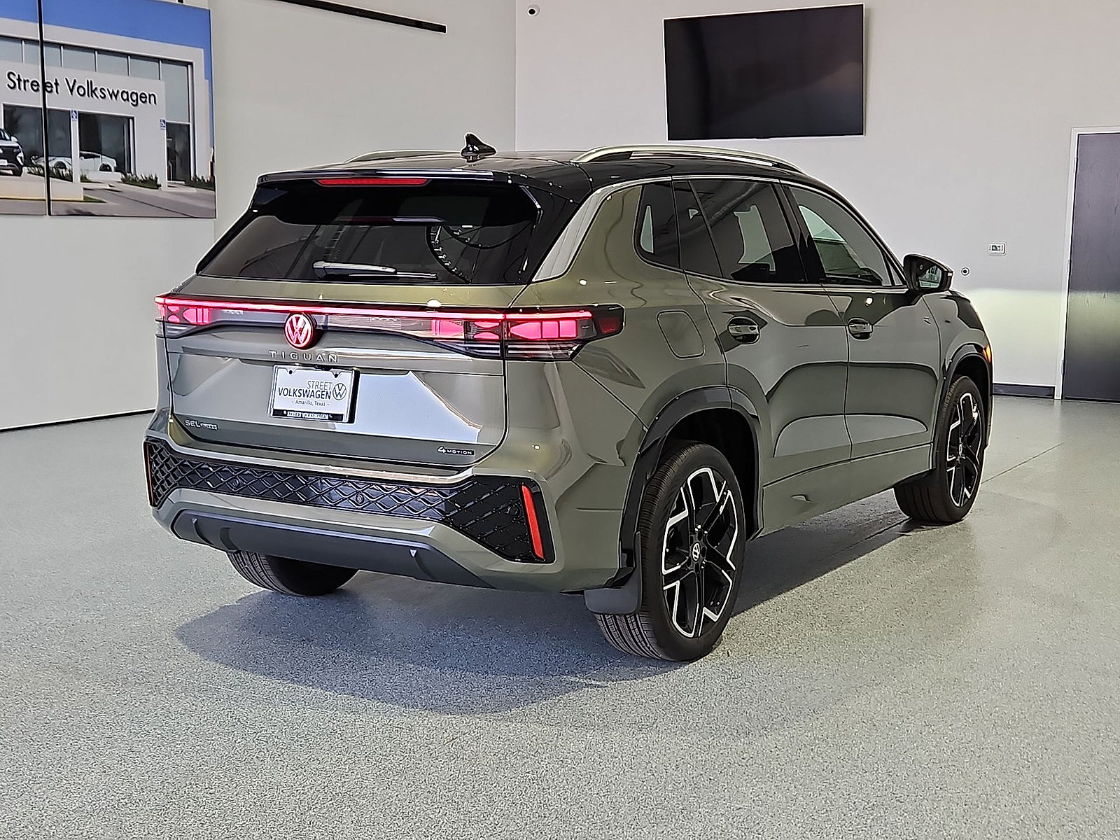 New 2026 Volkswagen Tiguan SEL R-Line AWD/4WD image 9