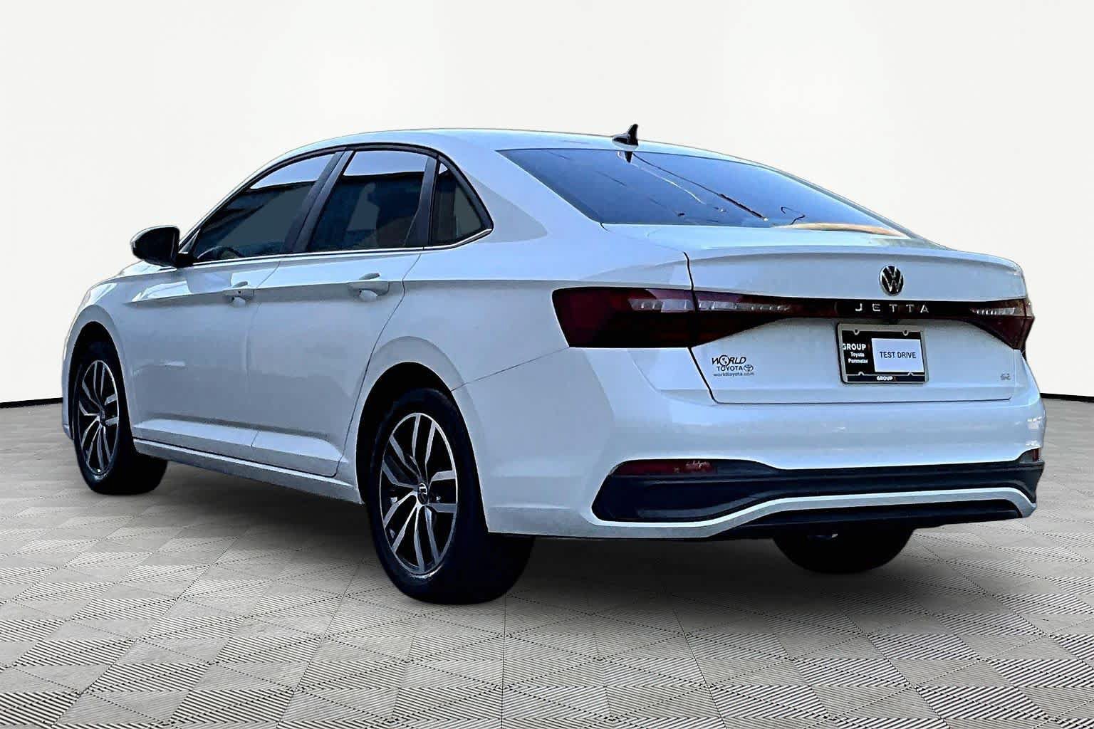Used 2025 Volkswagen Jetta SE FWD image 11