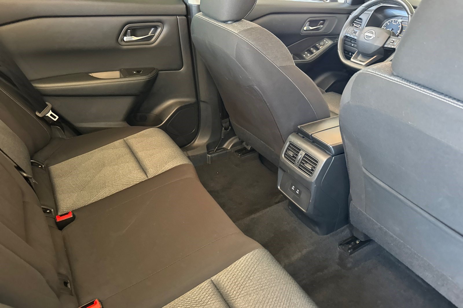 Used 2025 Nissan Rogue SV AWD/4WD image 33