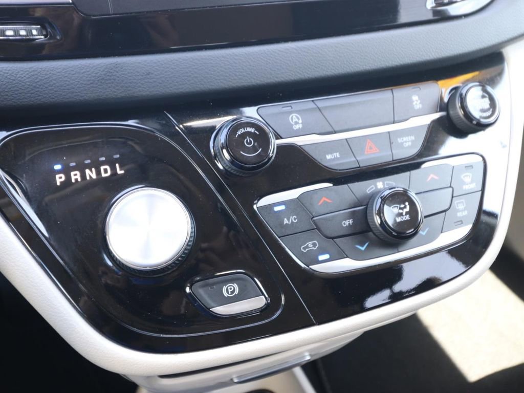 Used 2023 Chrysler Voyager LX image 19