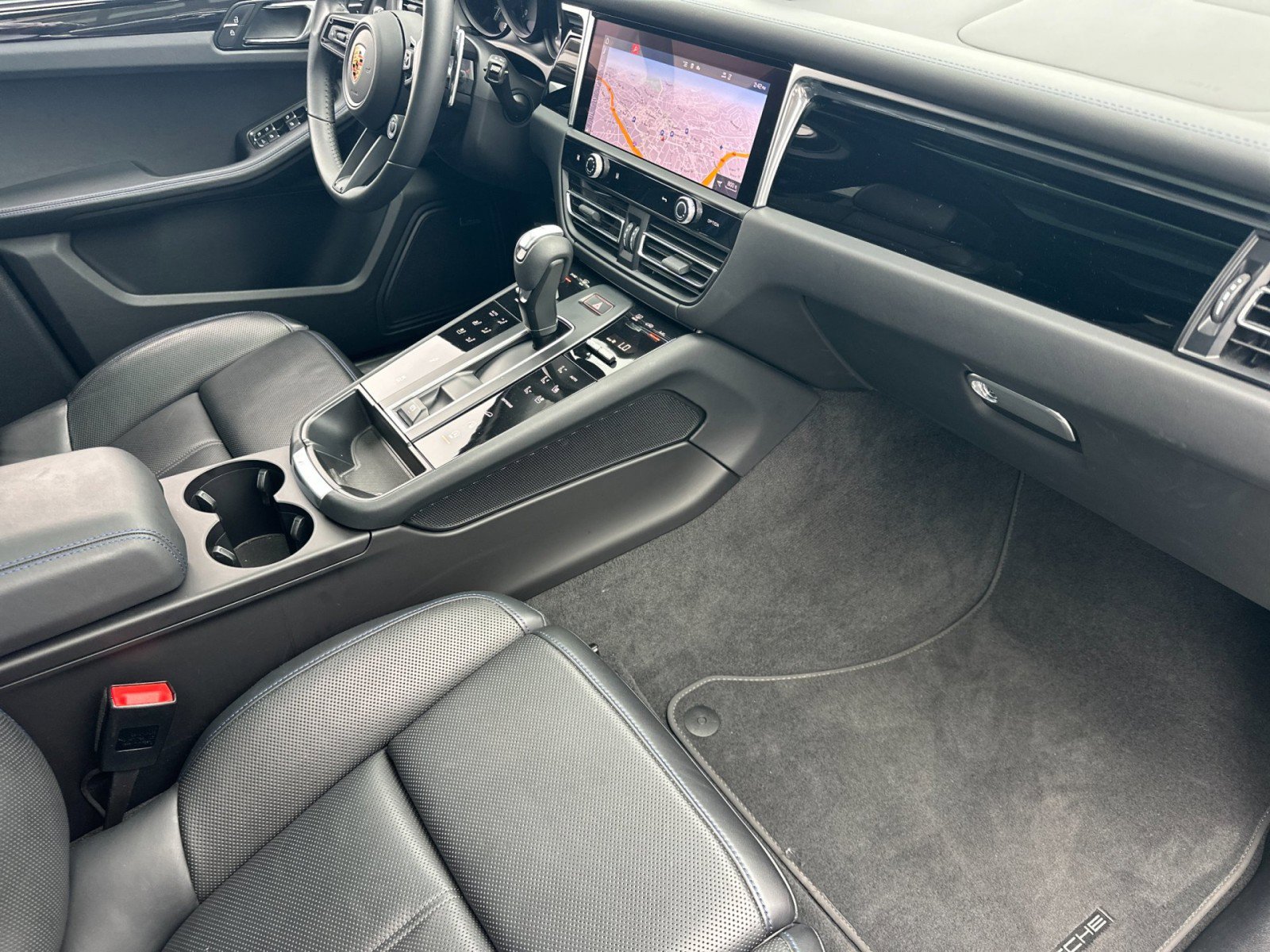 Certified 2023 Porsche Macan Turbo image 16