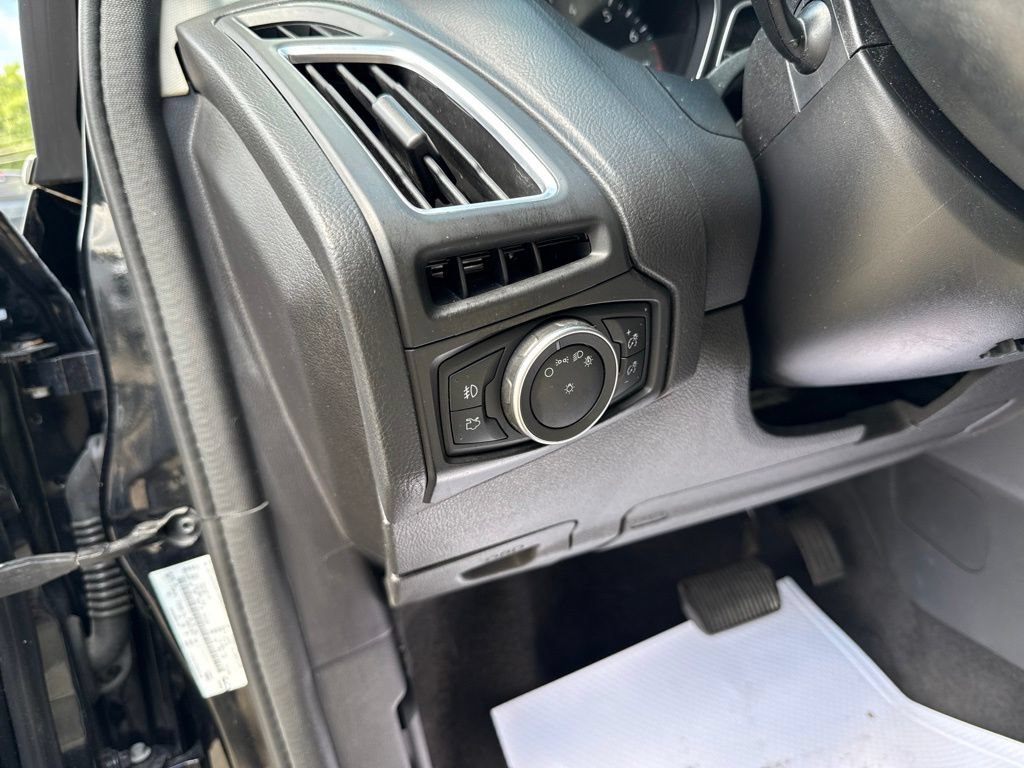 Used 2018 Ford Focus Titanium FWD image 25