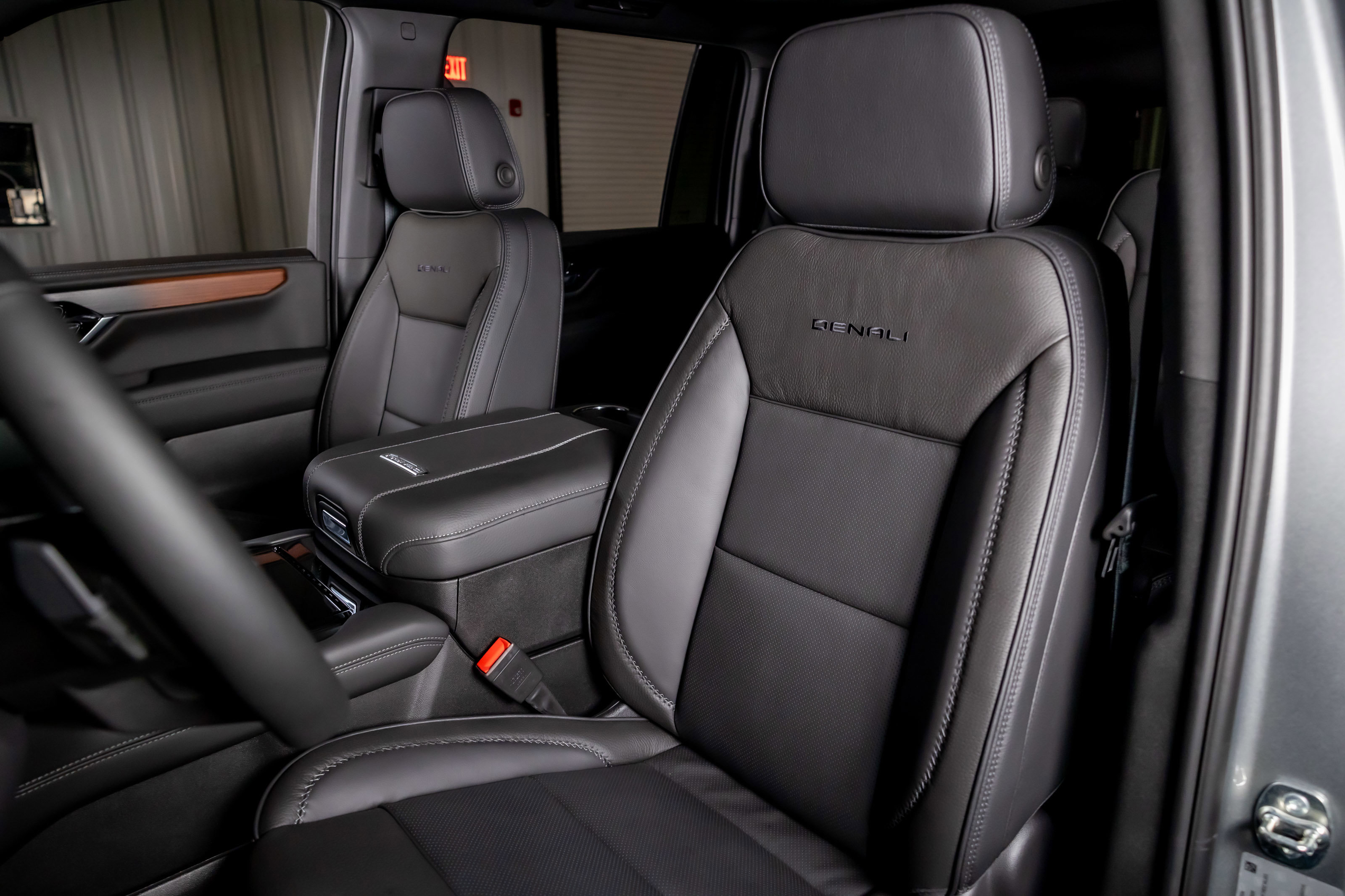 Used 2026 GMC Yukon XL Denali w/ Sun & Power Step Package image 4