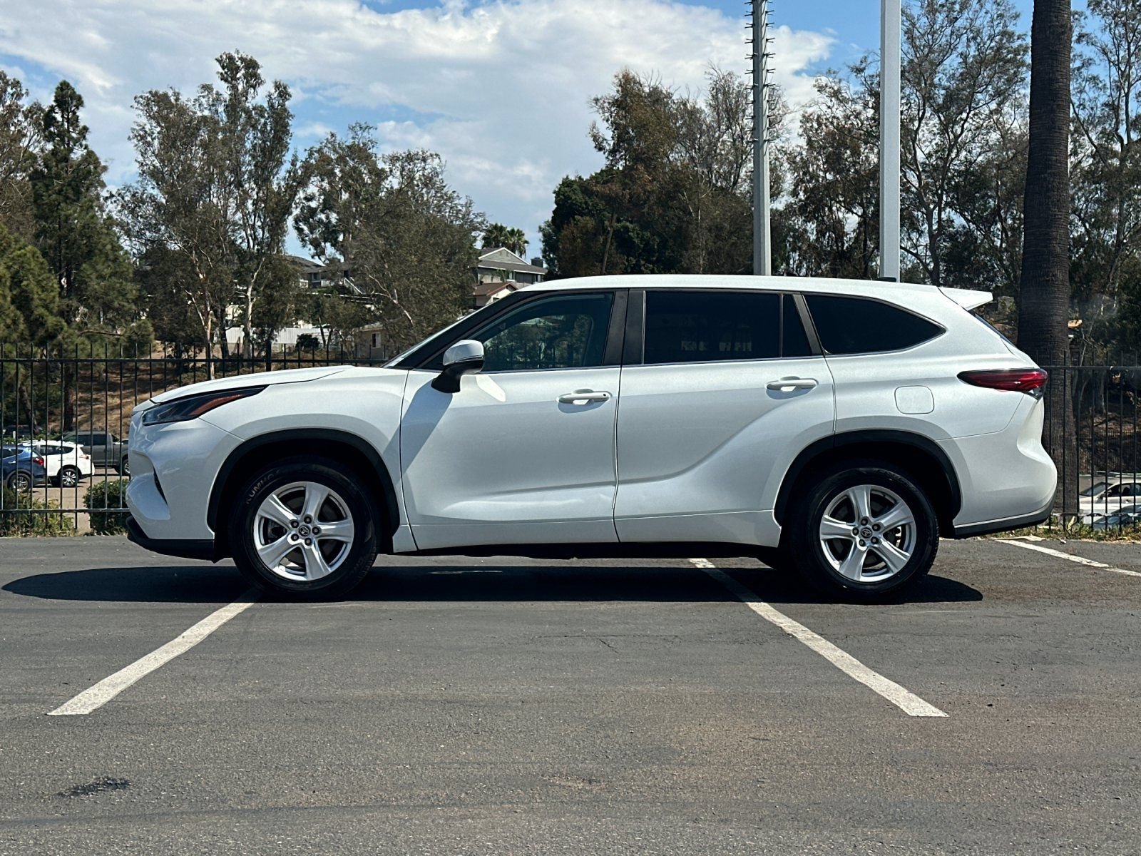 Used 2023 Toyota Highlander LE FWD image 2