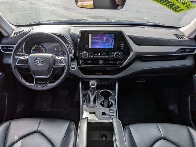 Used 2024 Toyota Highlander XLE AWD/4WD image 16