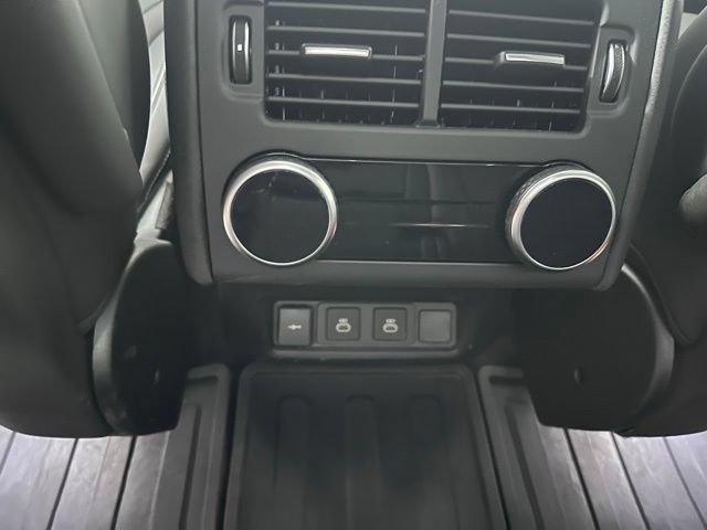 Used 2024 Land Rover Discovery Metropolitan Edition AWD/4WD image 18