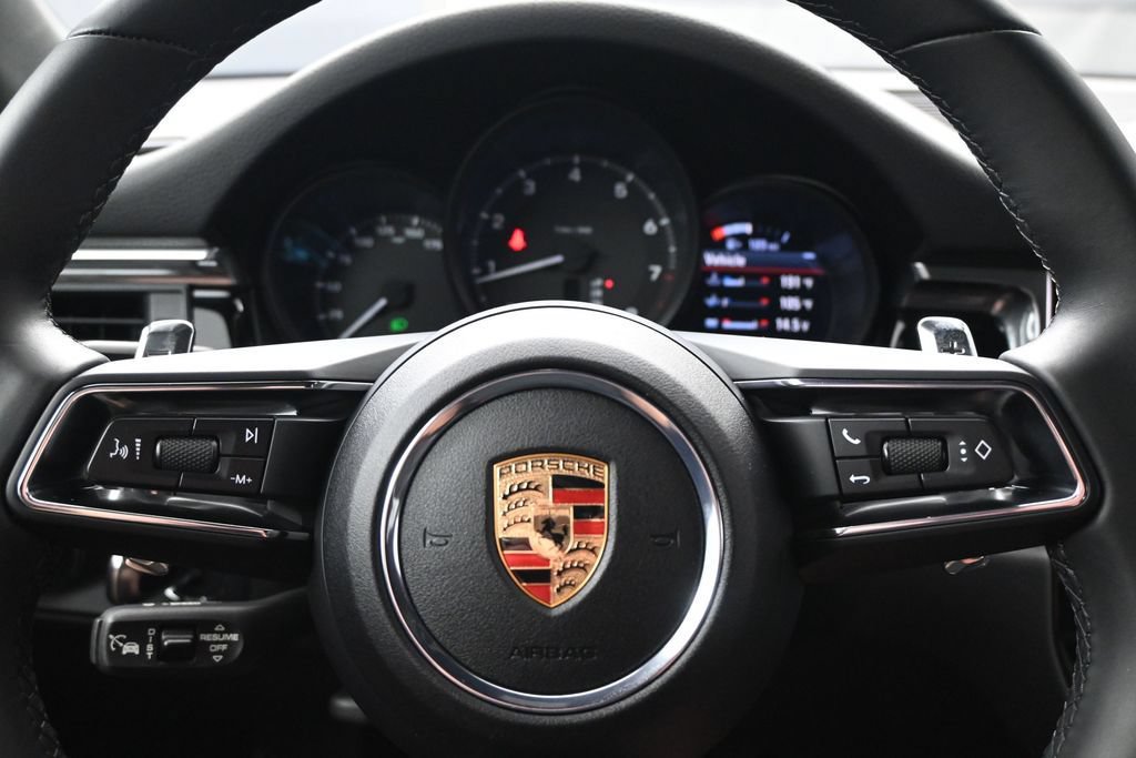 Used 2025 Porsche Macan AWD/4WD image 21