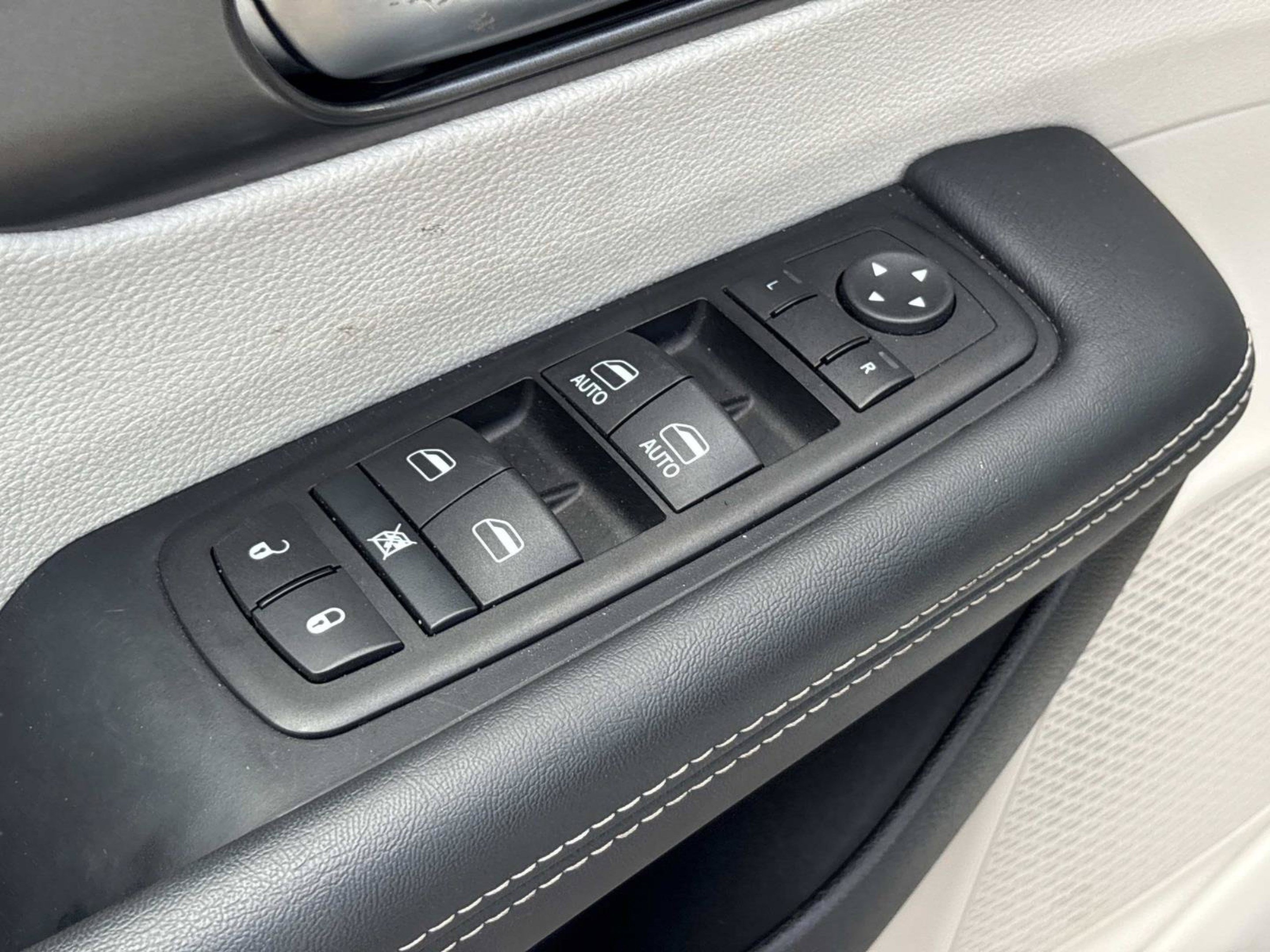 Used 2024 Chrysler Pacifica Touring-L FWD image 22