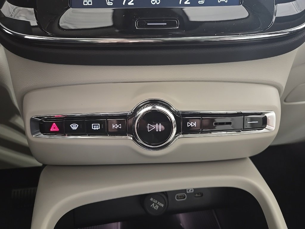 New 2026 Volvo XC40 B5 Ultra w/ Climate Package image 16