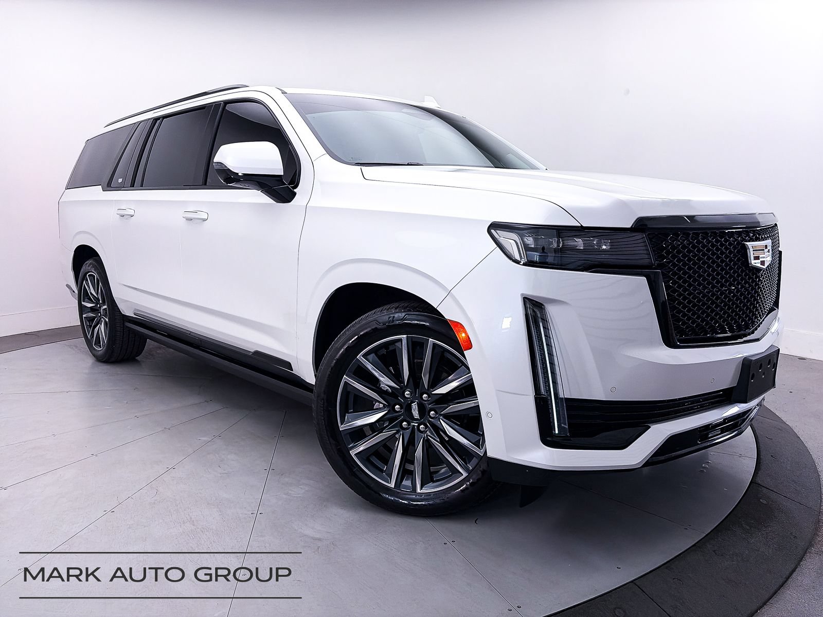 Used 2023 Cadillac Escalade ESV Sport Platinum AWD/4WD image 2