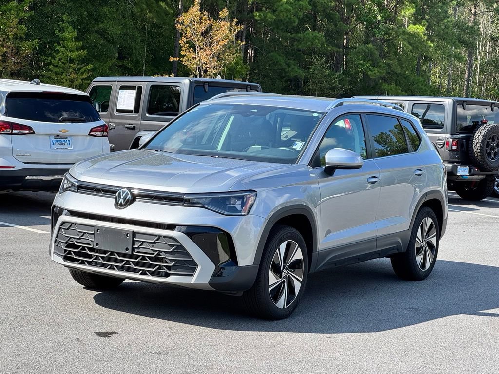 Used 2025 Volkswagen Taos SE AWD/4WD image 2