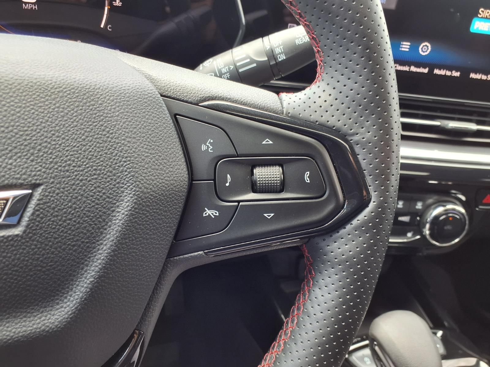 Used 2025 Chevrolet Trax RS w/ Sunroof Package FWD image 18