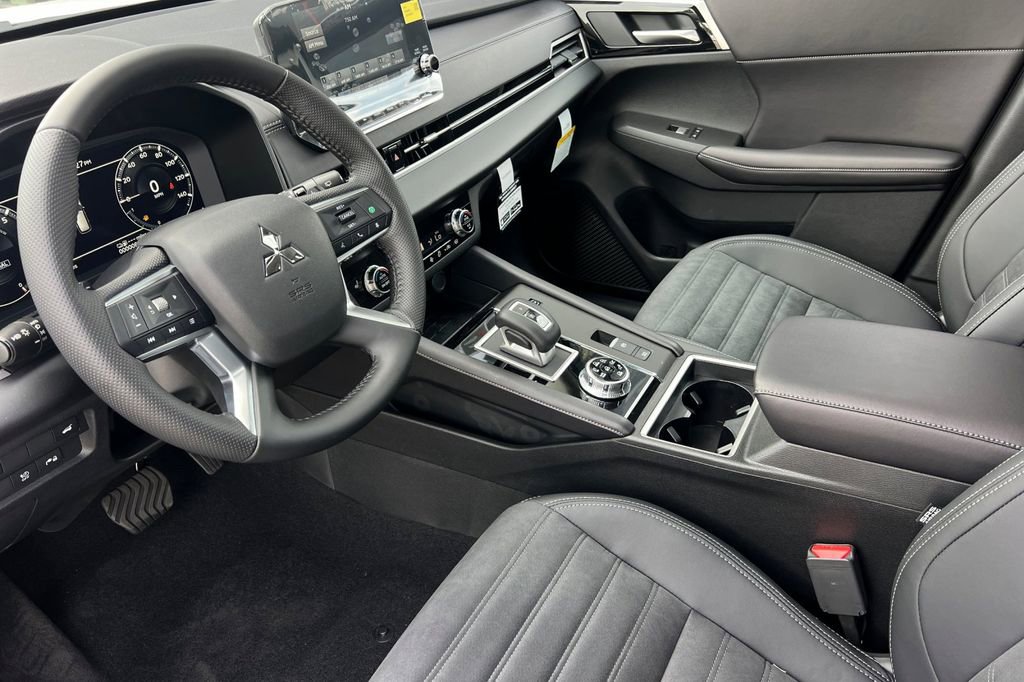 New 2025 Mitsubishi Outlander SE image 11
