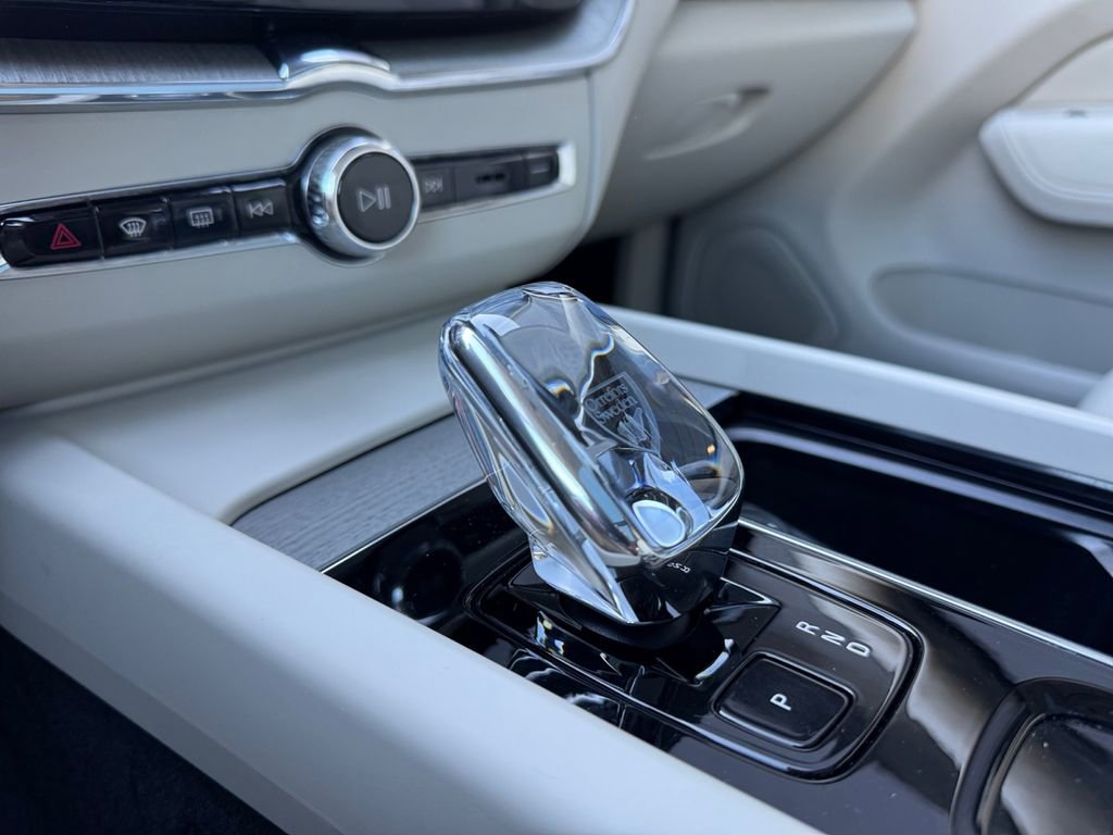 Certified 2024 Volvo XC60 B5 Ultimate w/ Protection Package Premier AWD/4WD image 16