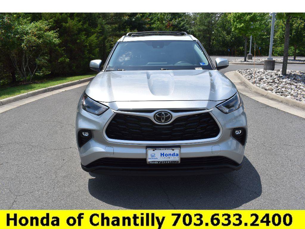 Used 2022 Toyota Highlander XLE AWD/4WD image 2