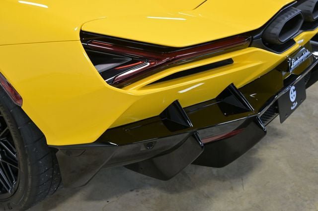 Used 2024 Lamborghini Revuelto AWD/4WD image 11