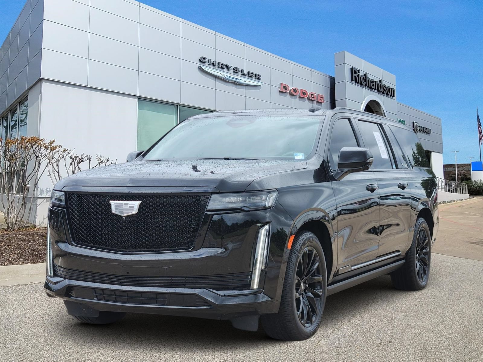 Used 2022 Cadillac Escalade ESV Sport Platinum w/ LPO, ONYX Package AWD/4WD image 2