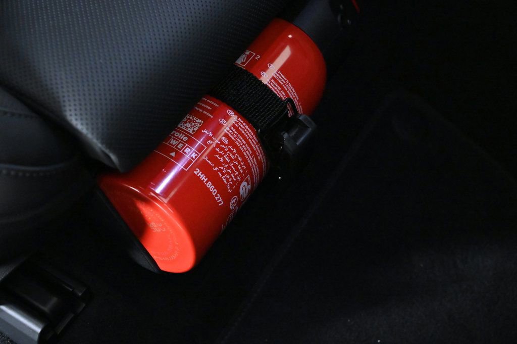 Certified 2025 Porsche Macan Electric image 25