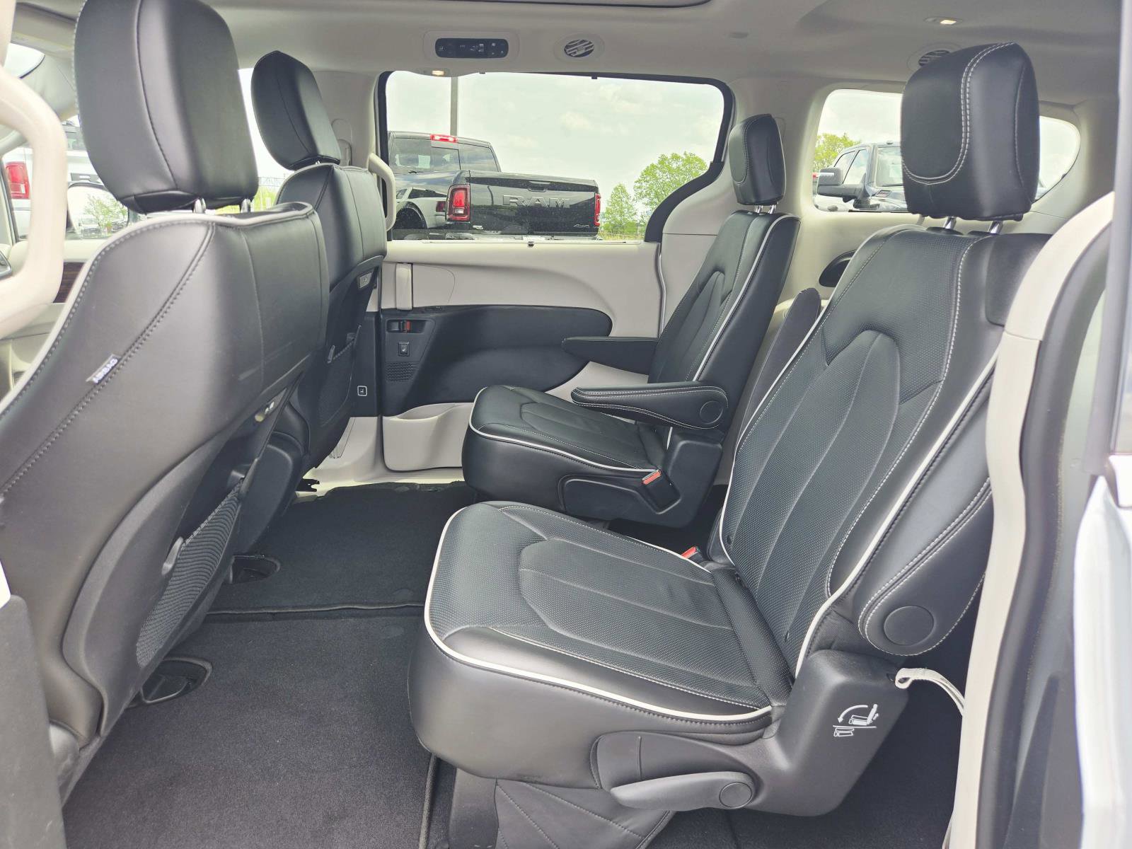 Used 2024 Chrysler Pacifica Limited image 14