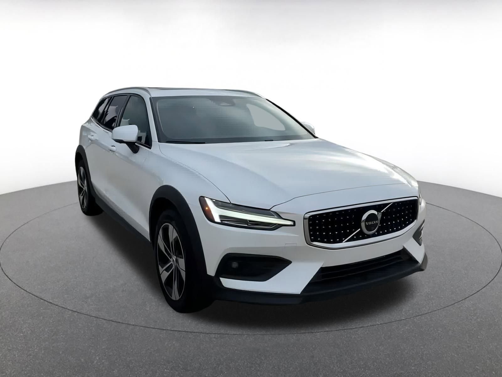 Used 2025 Volvo V60 B5 Cross Country Plus image 3