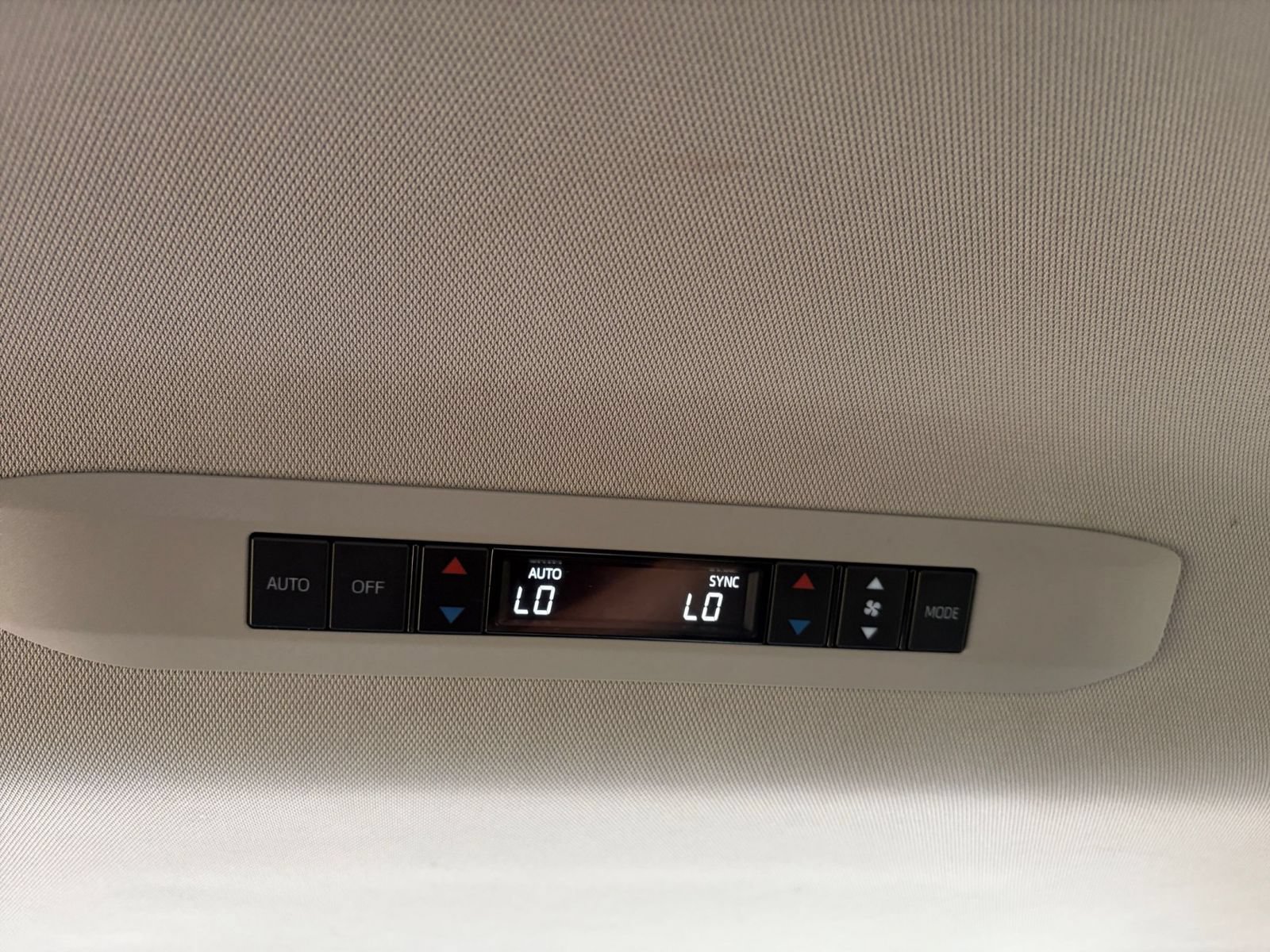Used 2025 Toyota Sienna XLE FWD image 25