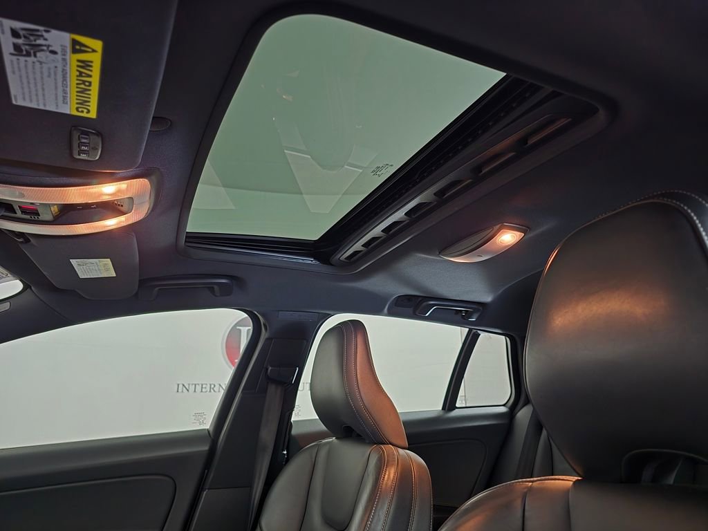 Used 2015 Volvo V60 T6 R-Design Platinum image 19