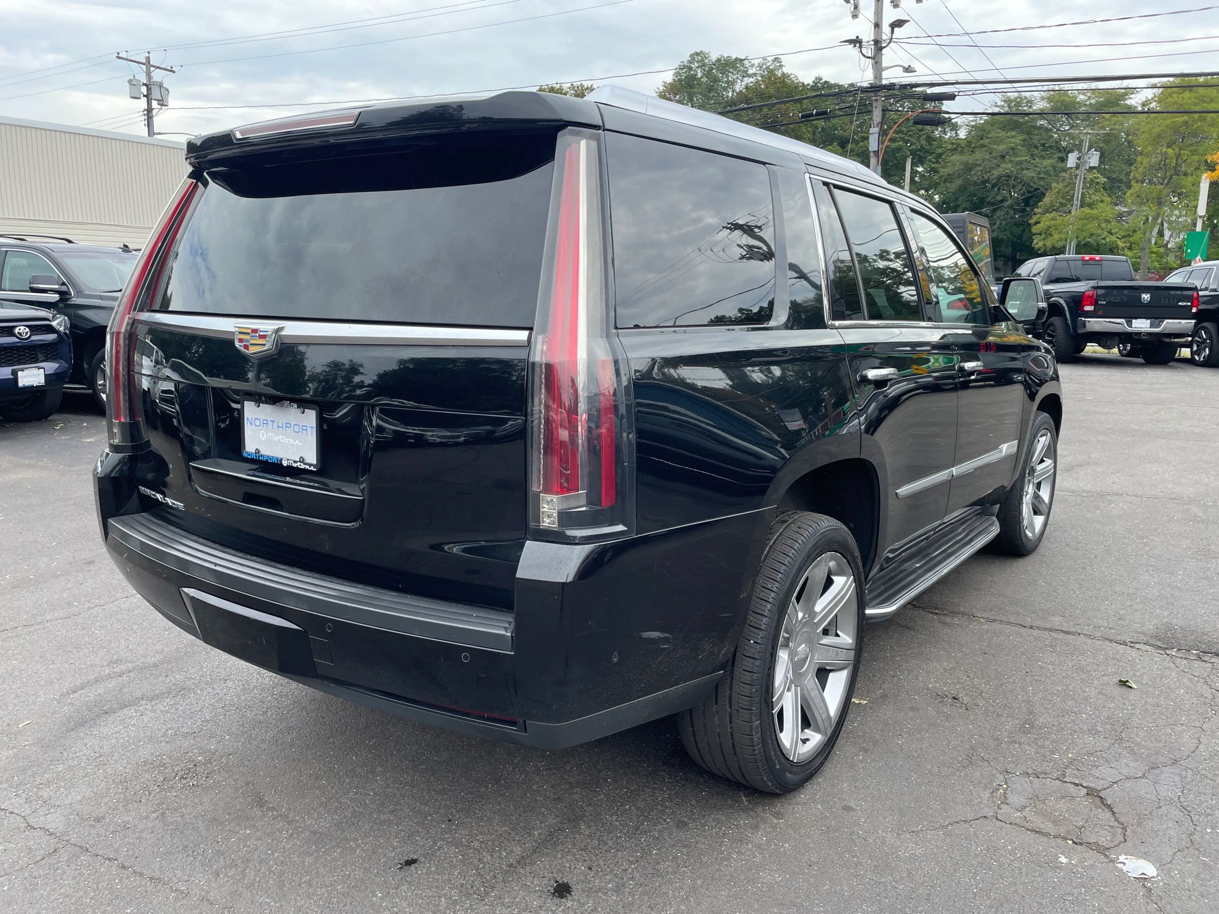 Used 2018 Cadillac Escalade Luxury AWD/4WD image 5