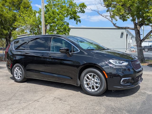 New 2026 Chrysler Pacifica Select FWD image 2