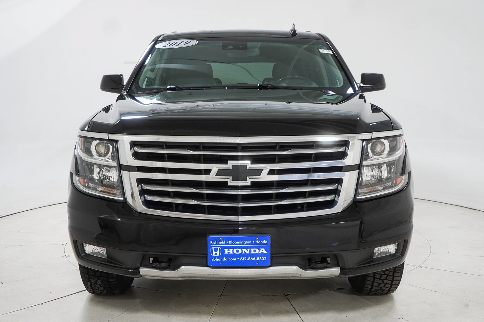 Used 2019 Chevrolet Tahoe LT w/ Luxury Package AWD/4WD image 2
