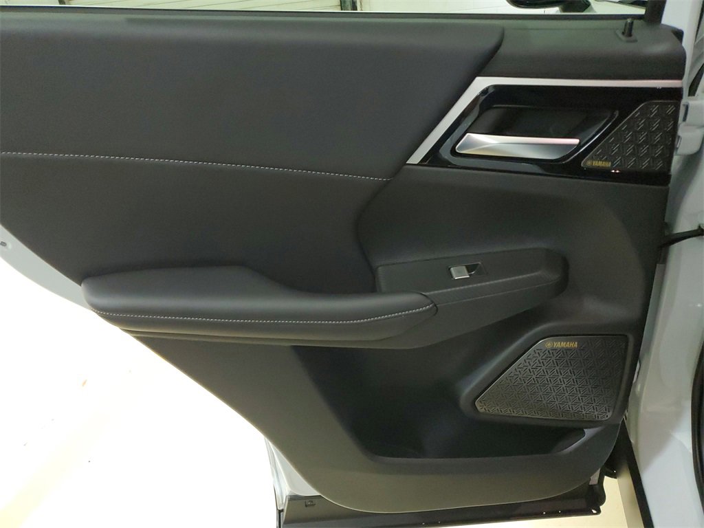 New 2025 Mitsubishi Outlander SE image 12