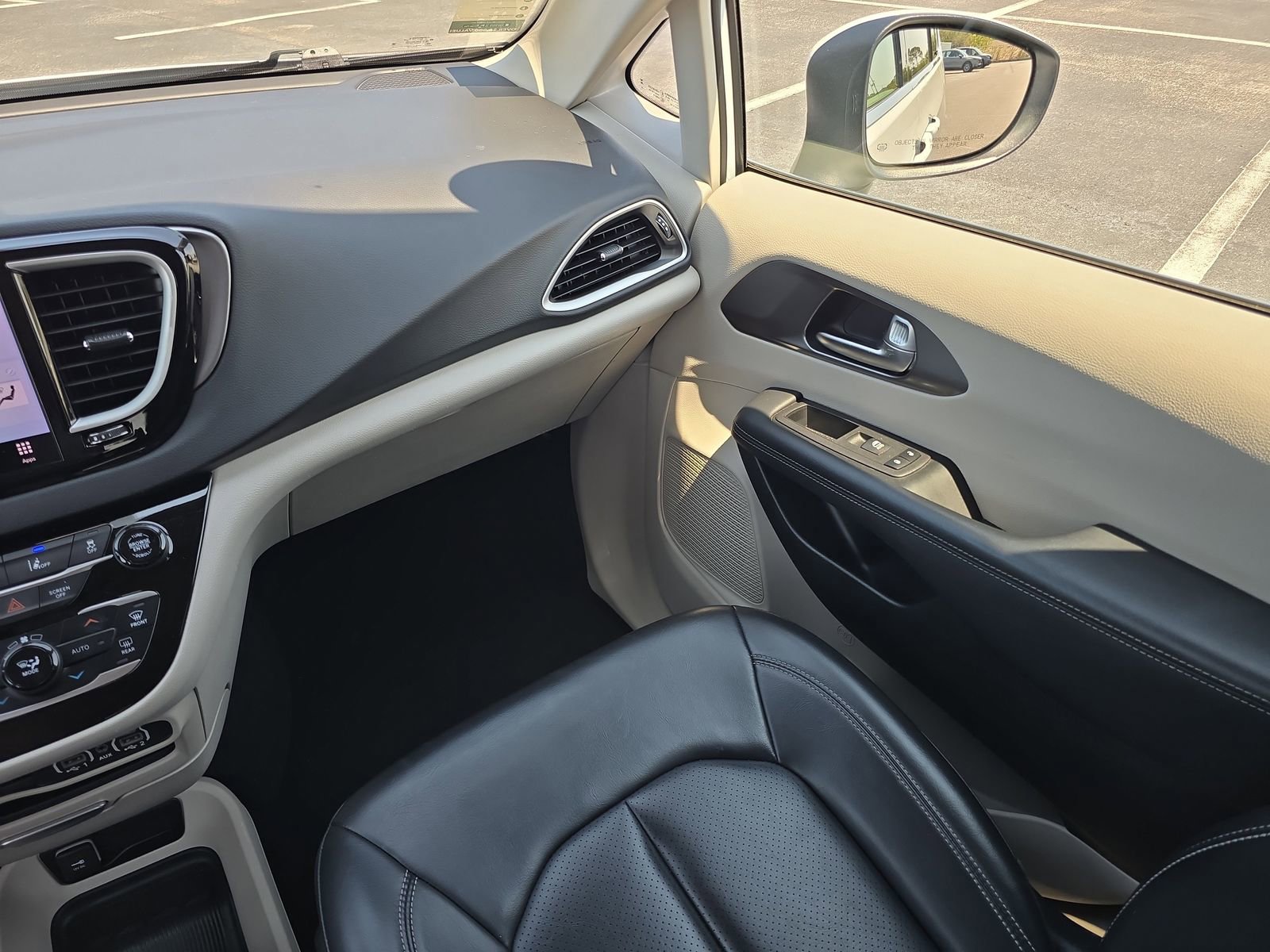 Used 2023 Chrysler Pacifica Touring-L image 12