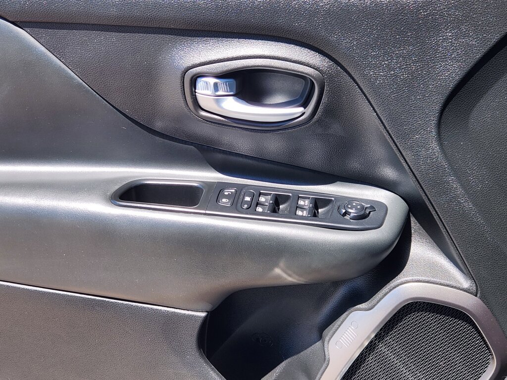 Used 2018 Jeep Renegade Limited w/ UConnect 8.4 Nav Group FWD image 7