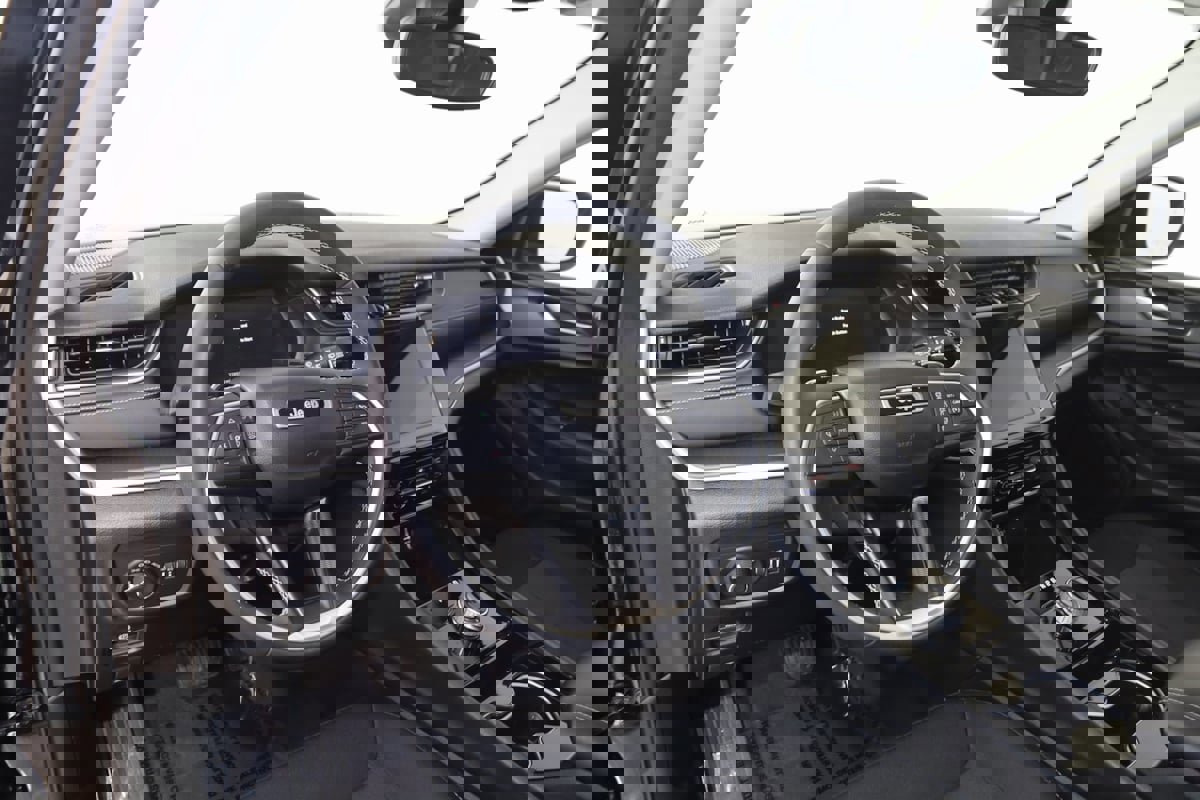 Used 2023 Jeep Grand Cherokee Laredo X image 22