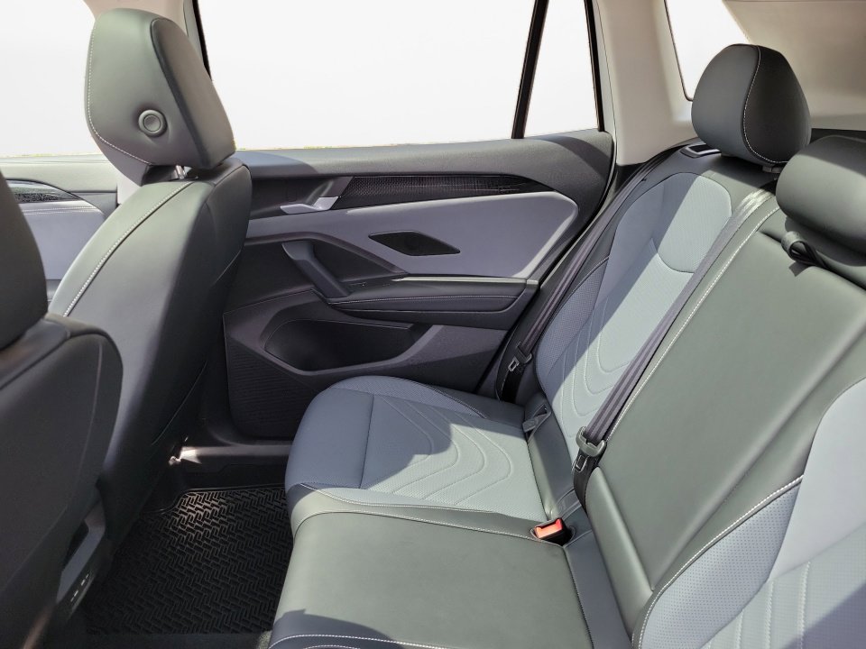 Certified 2025 Volkswagen Tiguan SE w/ Panoramic Sunroof Package image 16