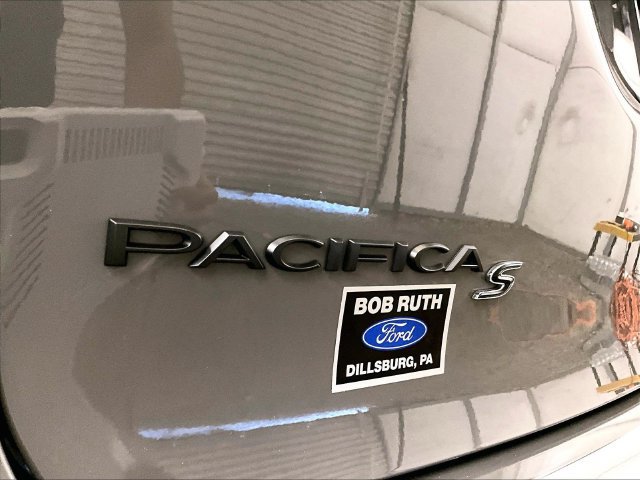 Used 2022 Chrysler Pacifica Touring-L w/ S Appearance Package FWD image 13
