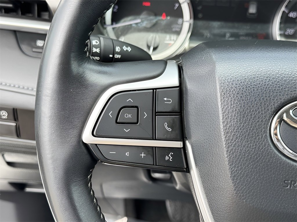 Used 2024 Toyota Highlander LE image 16