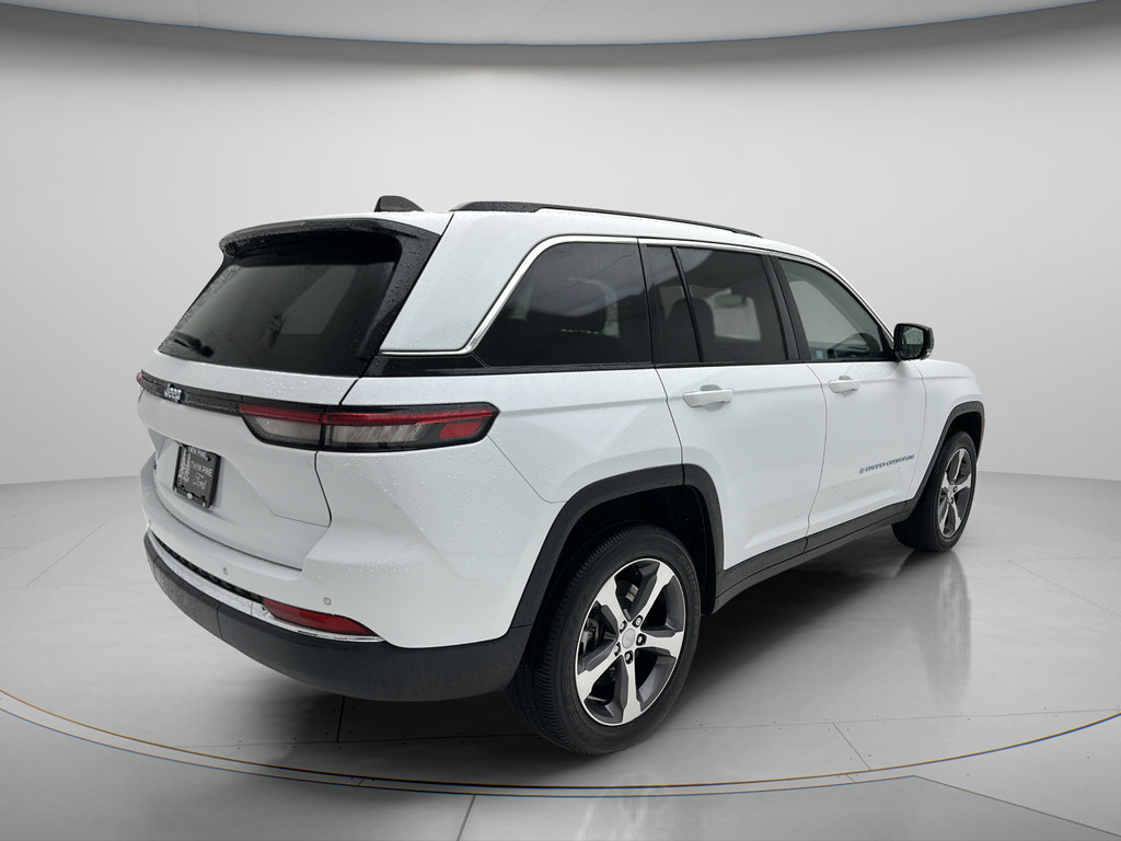 Used 2023 Jeep Grand Cherokee 4WD 4xe image 3