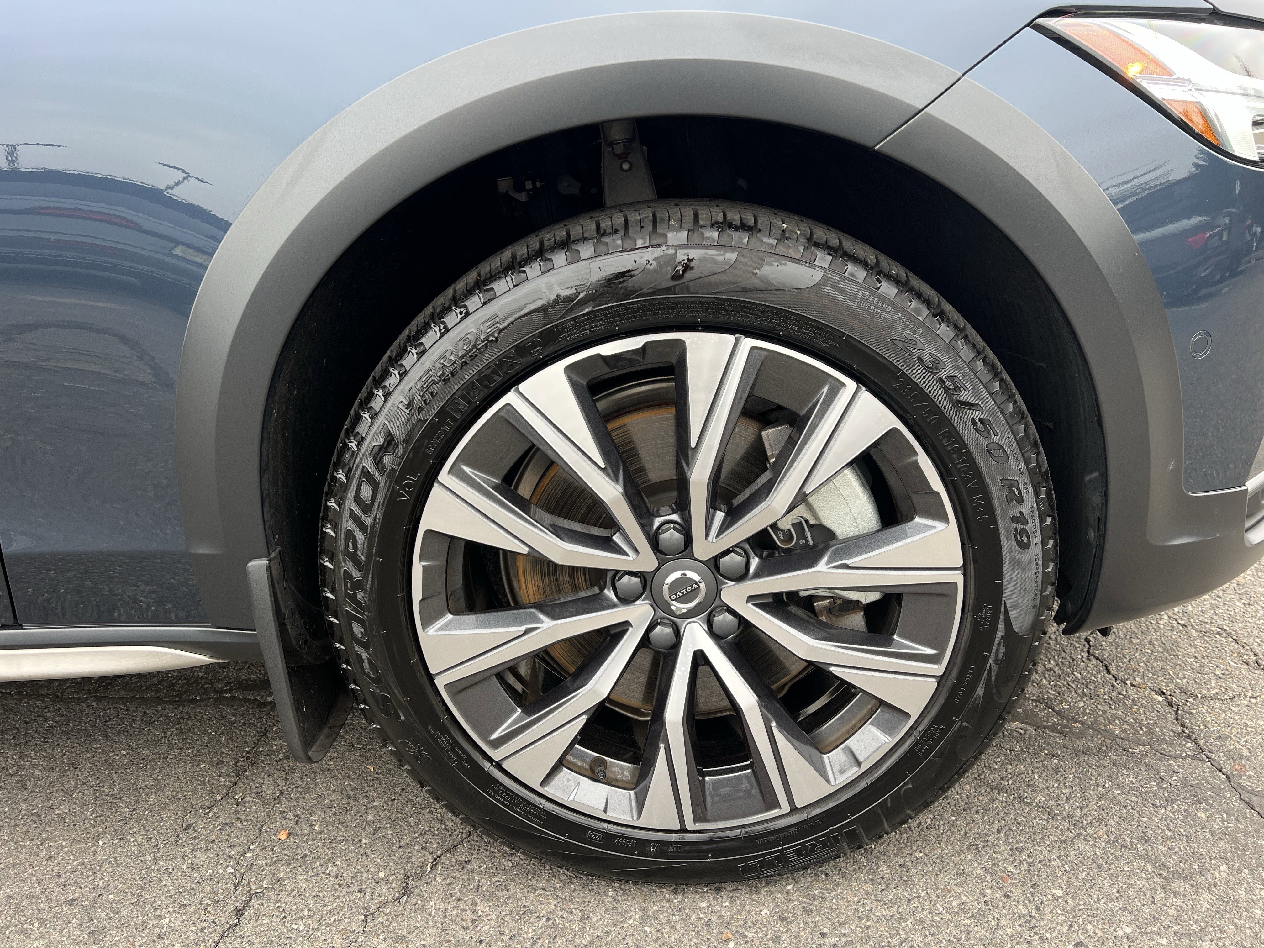 Used 2025 Volvo V90 B6 Cross Country Plus image 11