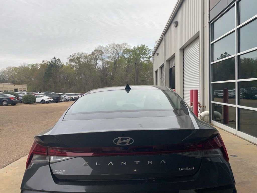 Used 2024 Hyundai Elantra Limited image 8
