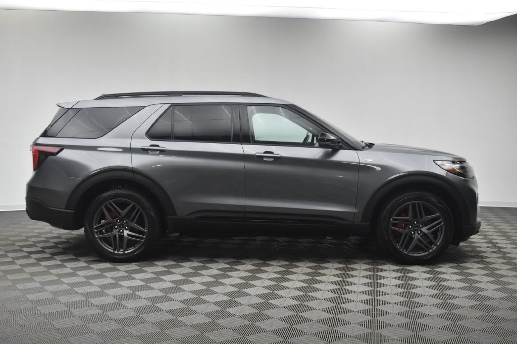 Used 2025 Ford Explorer ST-Line w/ ST-Line Street Pack AWD/4WD image 11