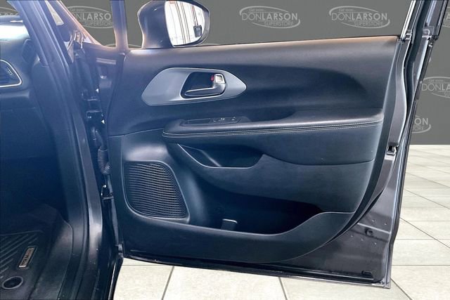 Used 2020 Chrysler Pacifica Touring w/ S Appearance Package image 12