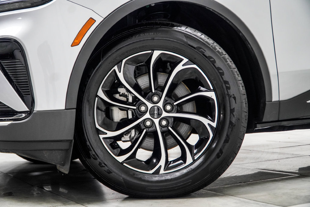Used 2025 Lincoln Nautilus Premier AWD/4WD image 8