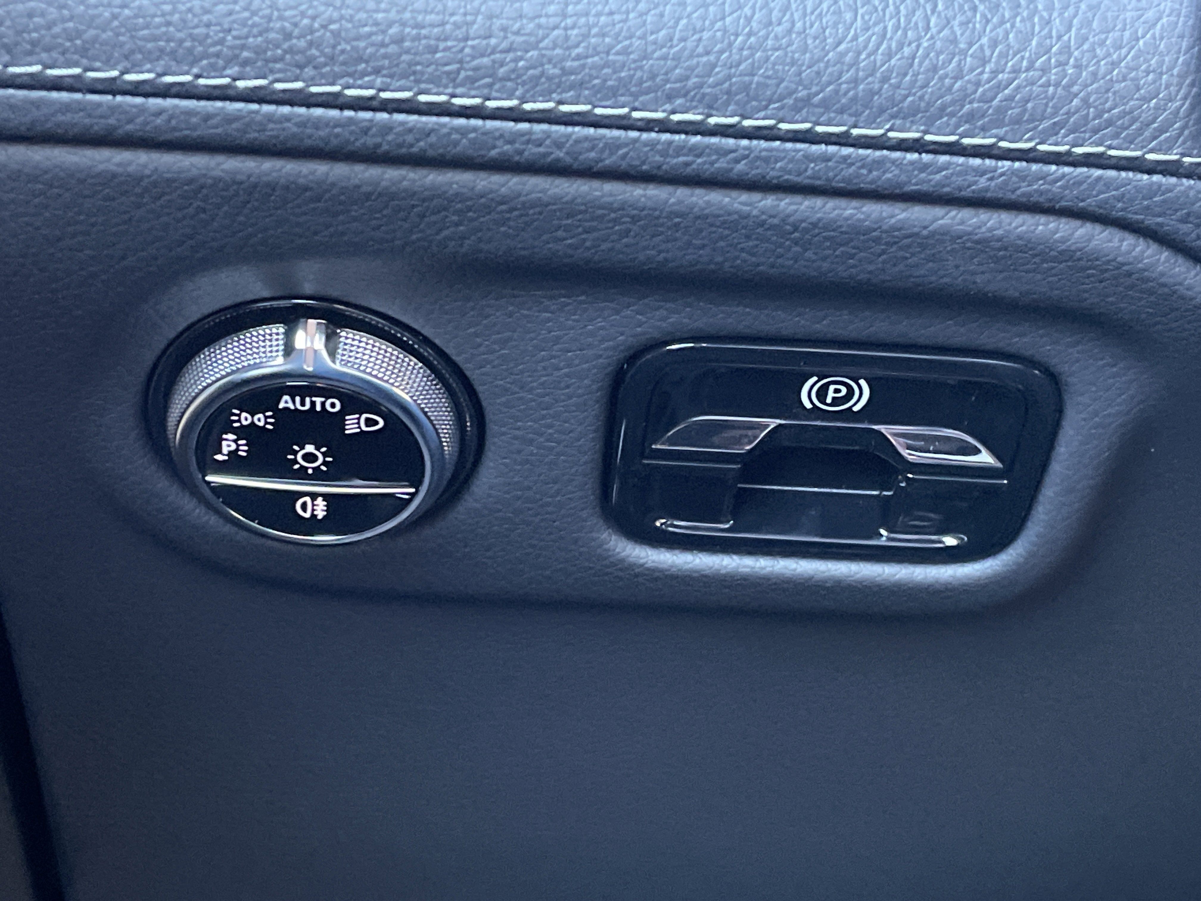 New 2026 Mercedes-Benz EQE 320 4MATIC SUV image 21